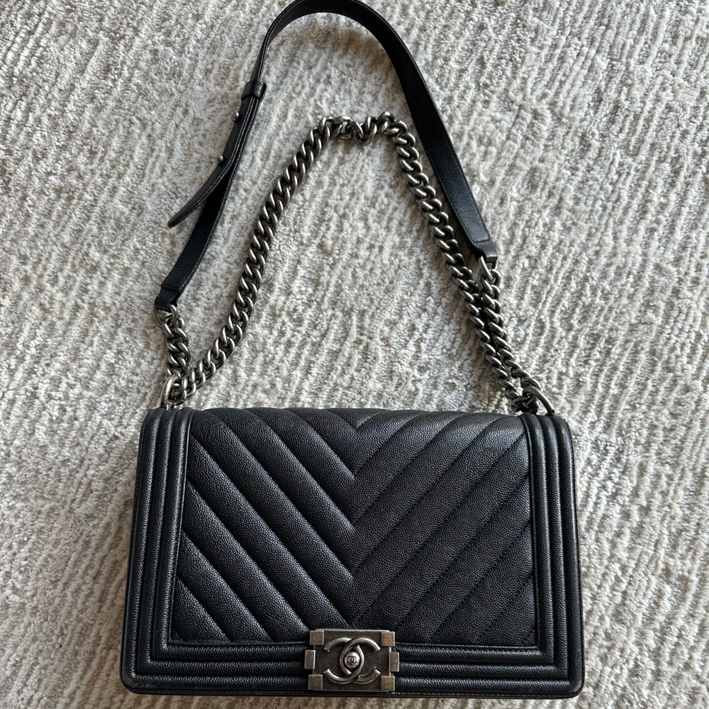 SOLD NOT AVAILABLE Navy Chanel boy bag. Caviar, chevron, PHW , new medium